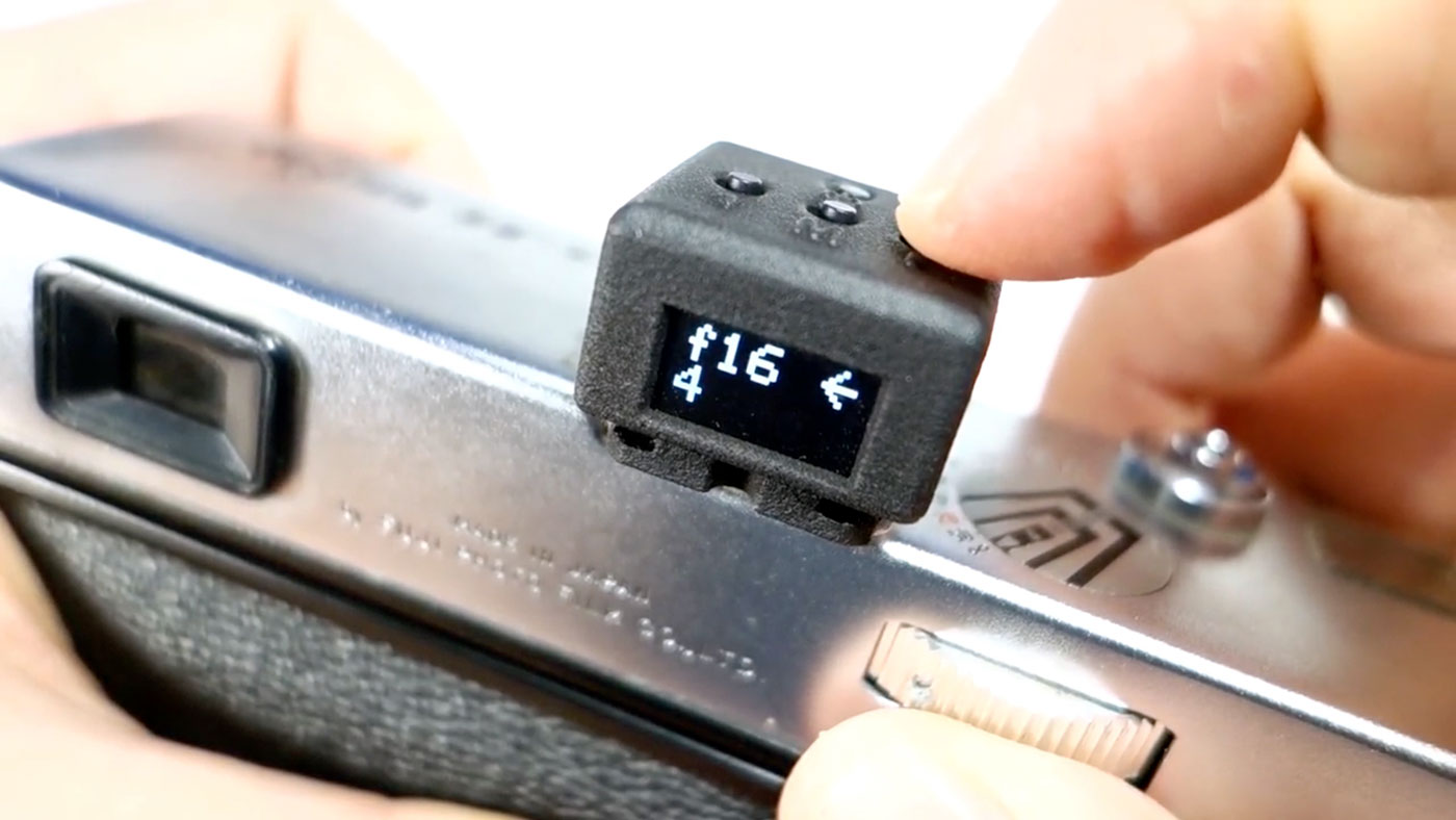 Reveni Labs Light Meter : un mini-posemètre qui vient se glisser sur la  griffe du flash de votre boîtier argentique