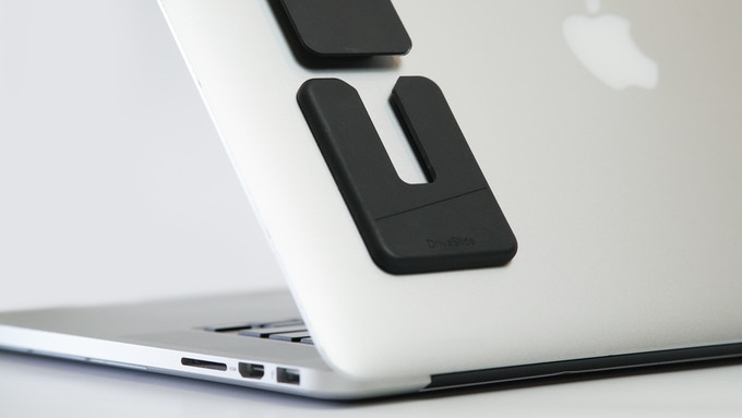 DriveSlide : un accessoire simple pour fixer un disque à l'arrière de  l'écran d'un ordinateur portable