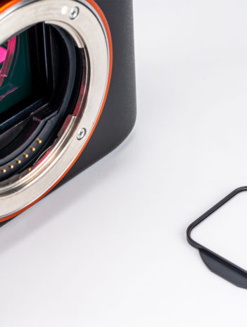 Un appareil photo Sony Alpha et un Kase Clip-In filter.