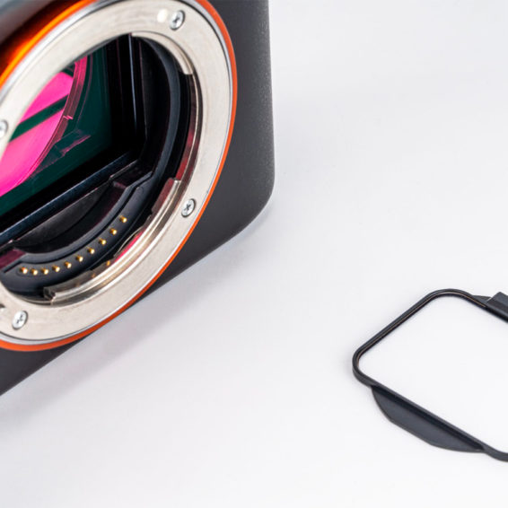 Un appareil photo Sony Alpha et un Kase Clip-In filter.