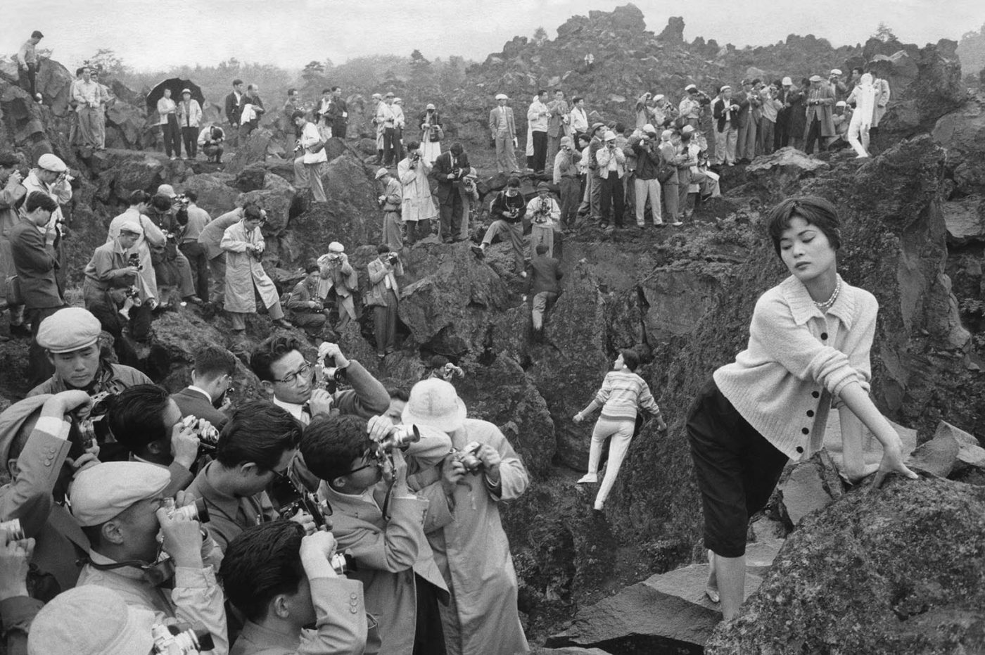 Le dessous des images La jeune fille à la fleur