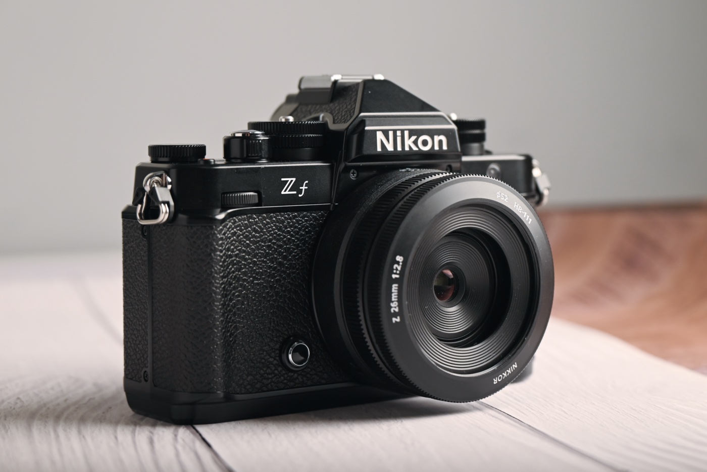 Nikon Z ƒ : Un Z6 III avant l'heure dans un format rétro