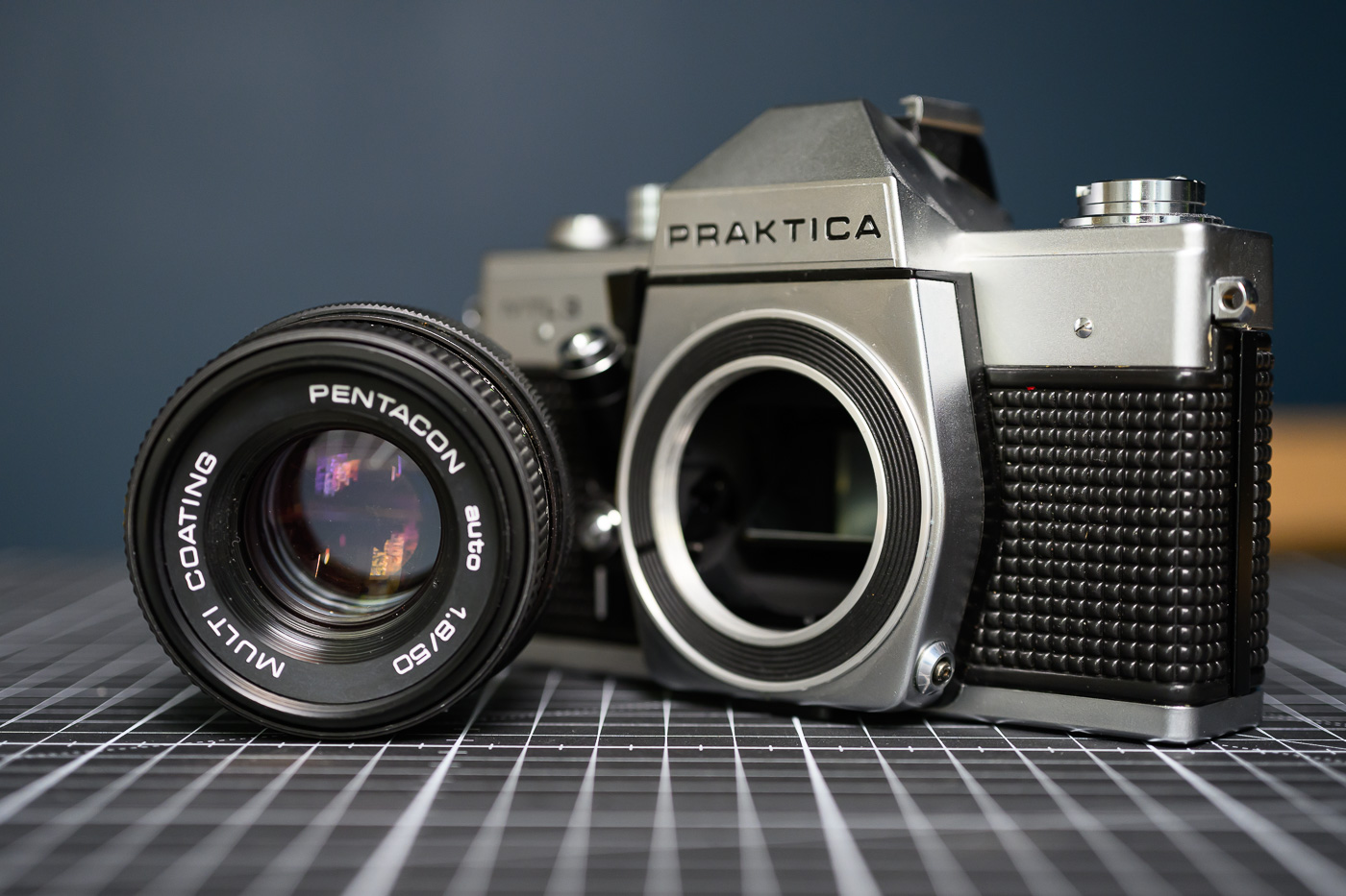 Appareil photo Praktica MTL 3 accompagné d'une optique Pentacon 50 mm f/1,8